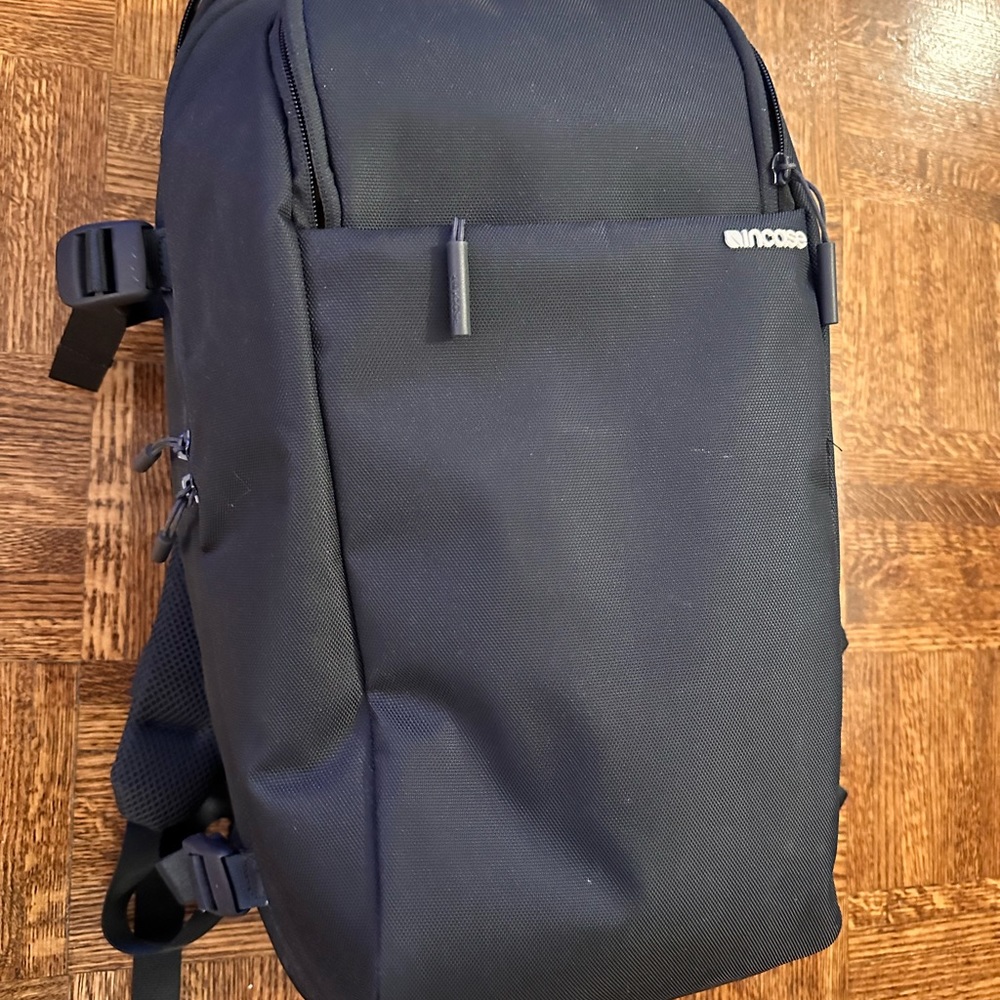 Incase DSLR Pro backpack (excellent condition) - Picture 4 of 6